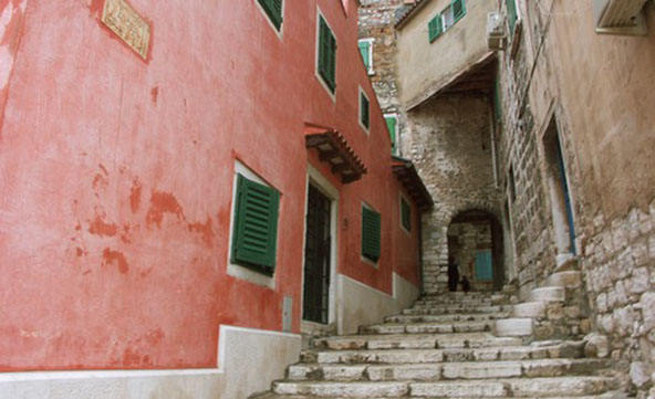 6588790-Steep_Stairs_to_Upper_Town_Rovinj