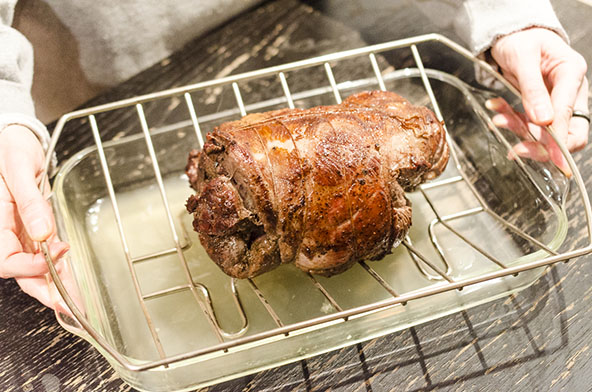 Leg of lamb placed in a roasting pan | meljoulwan.com
