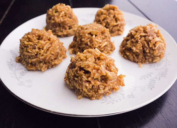 Pumpkin-spiced Paleo coconut macaroons with maple syrup | meljoulwan.com